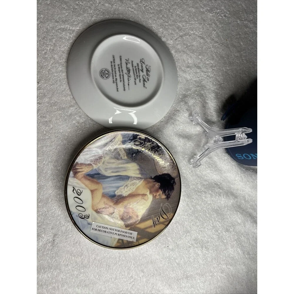 Mother's Day2003  5” New Porcelain Plate 22k Gold Trim  Held in Loving Arms Avon